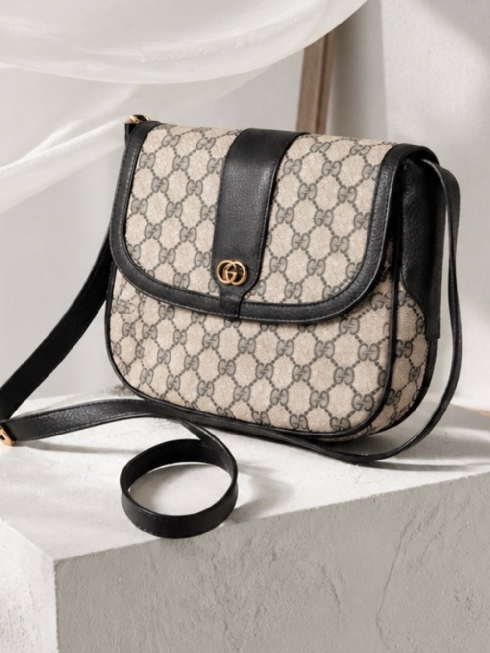 Gucci Crossbody/Shoulder Bag .